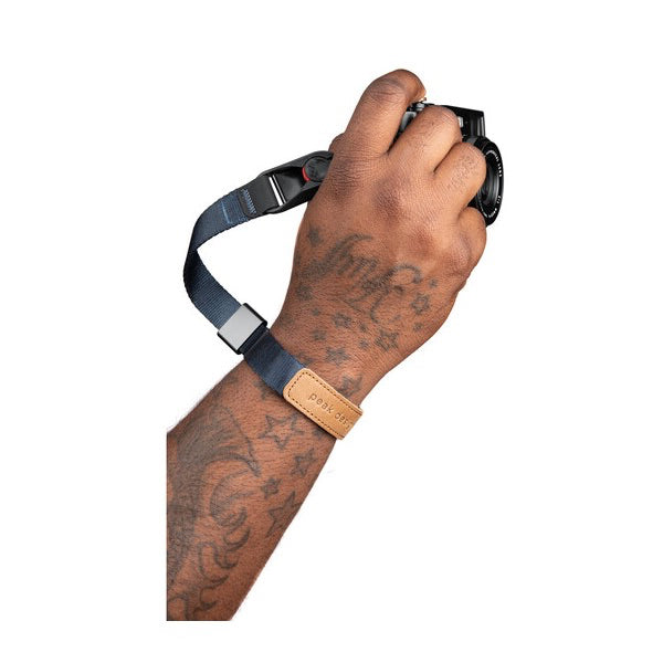 Peak Design Cinturino CF MN 3 Da Polso Cuff Blu Midnight Peak Design Cinturino CF MN 3 Da Polso Cuff Blu Midnight